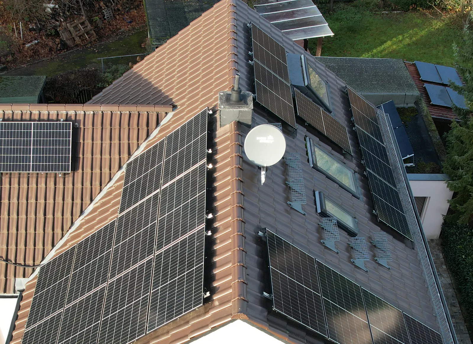 Detail einer realen Solaranlage auf einem geneigten Ziegeldach
