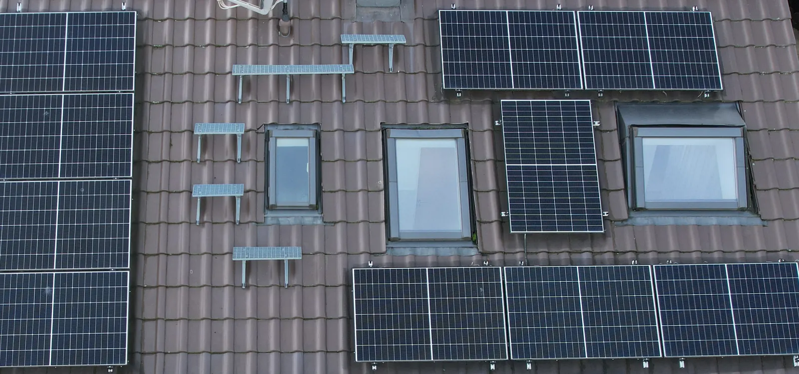Solarmodule um die Dachfenster des Wohnhauses