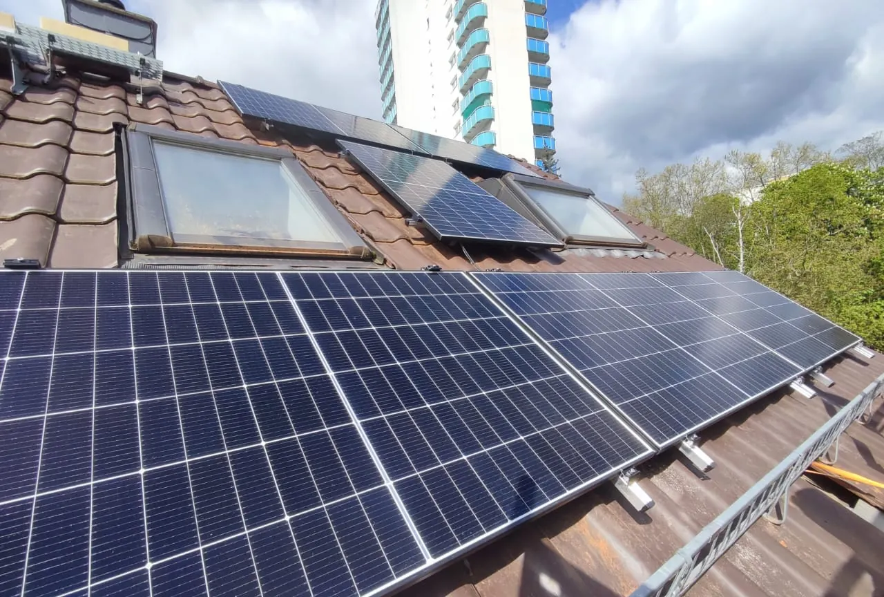 Solarmodule auf einem geneigten Wohnhausdach