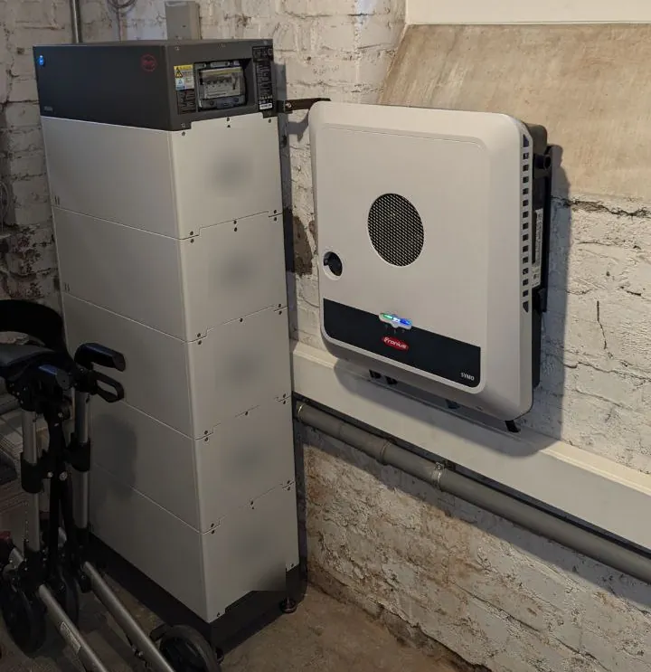 Batterieturm und Wechselrichter im Technikraum